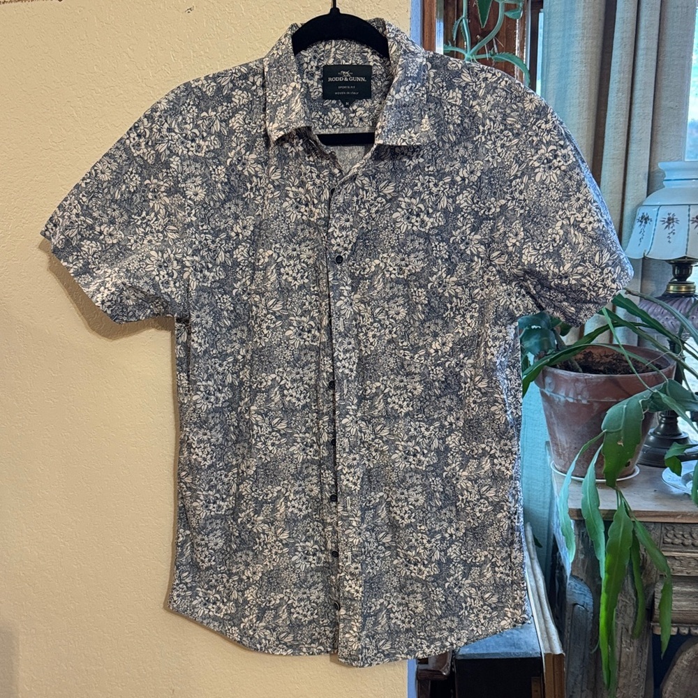 Rodd & Gunn Blue and White Floral Button-Down Shirt size medium